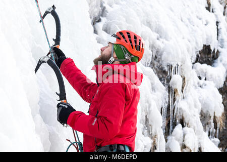 Oker, Allemagne. Le 3 mars 2018. Grimpeur sur glace écailles Fabian la Romkerhall cascade dans le Harz. La Basse-Saxe est actuellement en proie à de la glace à des températures froides. C'est la première fois depuis de nombreuses années que l'escalade de glace a été possible sur la cascade. Photo : Swen Pförtner/dpa dpa : Crédit photo alliance/Alamy Live News Banque D'Images