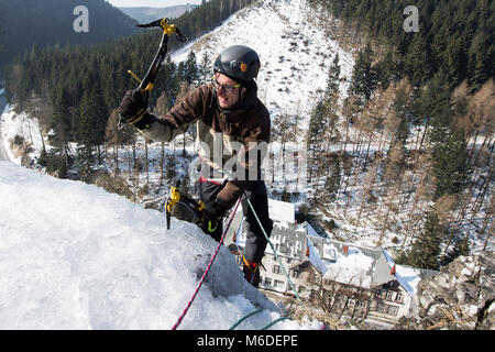 Oker, Allemagne. Le 3 mars 2018. Grimpeur sur glace Ilja Schicker scales la Romkerhall cascade dans le Harz. La Basse-Saxe est actuellement en proie à de la glace à des températures froides. C'est la première fois depuis de nombreuses années que l'escalade de glace a été possible sur la cascade. Photo : Swen Pförtner/dpa dpa : Crédit photo alliance/Alamy Live News Banque D'Images