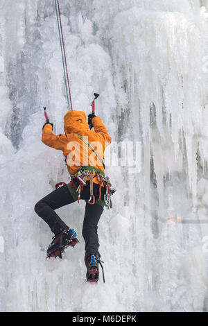 Oker, Allemagne. Le 3 mars 2018. Un grimpeur sur glace à l'échelle l'Romkerhall couvertes de glace cascade de Harz. La Basse-Saxe est actuellement en proie à de la glace à des températures froides. C'est la première fois depuis de nombreuses années que l'escalade de glace a été possible sur la cascade. Photo : Swen Pförtner/dpa dpa : Crédit photo alliance/Alamy Live News Banque D'Images