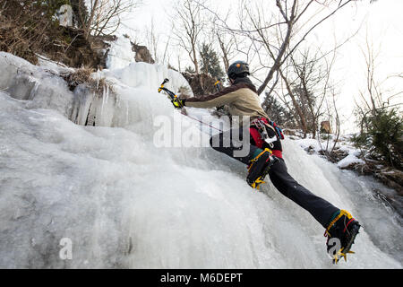 Oker, Allemagne. Le 3 mars 2018. Un grimpeur sur glace à l'échelle l'Romkerhall couvertes de glace cascade de Harz. La Basse-Saxe est actuellement en proie à de la glace à des températures froides. C'est la première fois depuis de nombreuses années que l'escalade de glace a été possible sur la cascade. Photo : Swen Pförtner/dpa dpa : Crédit photo alliance/Alamy Live News Banque D'Images