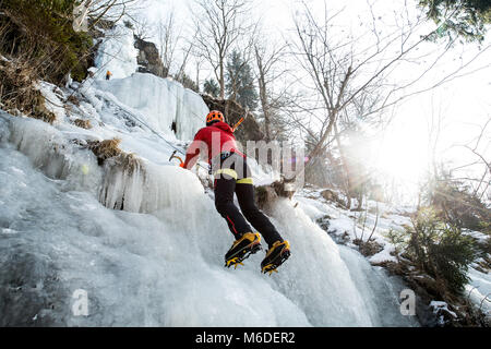 Oker, Allemagne. Le 3 mars 2018. Un grimpeur sur glace à l'échelle l'Romkerhall couvertes de glace cascade de Harz. La Basse-Saxe est actuellement en proie à de la glace à des températures froides. C'est la première fois depuis de nombreuses années que l'escalade de glace a été possible sur la cascade. Photo : Swen Pförtner/dpa dpa : Crédit photo alliance/Alamy Live News Banque D'Images