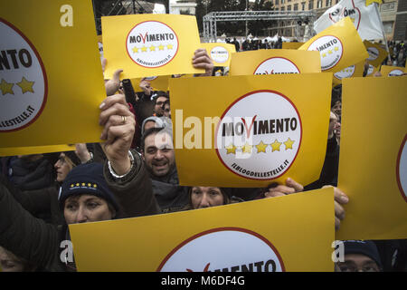 2 mars 2018 - L'Europe, Italie, Rome, la Piazza del Popolo, le 2 mars 2018 : Luigi Di Maio prend part à la finale du rallye du mouvement cinq étoiles (M5S) de concert avec le maire de Rome, le sous-Raggi Virginie Alessandro di Battista, le créateur de la mouvement cinq étoiles Beppe Grillo, et d'autres candidats et des militants pour la prochaine élection politique générale .l'élection générale italienne est le 4 mars. Credit : Danilo Balducci/ZUMA/Alamy Fil Live News Banque D'Images