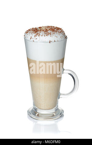 Tasse en verre de café latte on white Banque D'Images