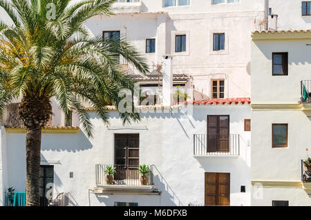 Ibiza, Espagne - juin 3, 2016 : Avis d'anciens bâtiments typiques dans le Dalt Vila (Ville Haute) d'Eivissa (Ibiza) près de la rue Carrer sa Carrossa Banque D'Images