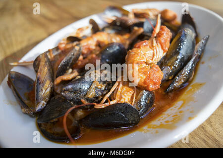 Plat de fruits de mer et crustacés soupe aux moules habillés avec de la sauce tomate Banque D'Images