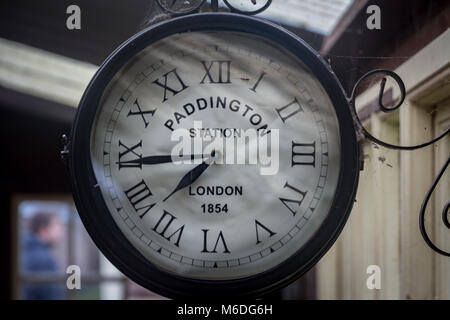 L'imitation de l'horloge de la gare de Paddington à Lappa Valley, une attraction de fer vapeur à Newquay, Cornwall Banque D'Images