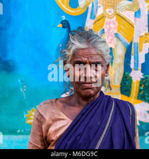 La photographie de rue et le portrait d'une femme âgée dans Athoor village, Tamil Nadu en Inde. Banque D'Images