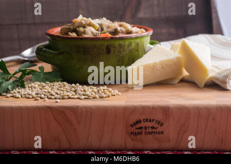 Vous réchauffer de l'intérieur. Un copieux petit-déjeuner fait maison, le boeuf, l'orge et les légumes sont un rêve. Banque D'Images