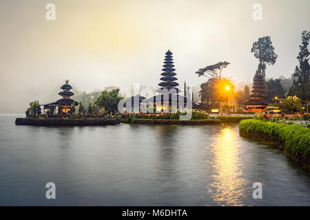 L'île flottante temple balinais située dans le nord de Bali sur un lac avec sa belle architecture Banque D'Images