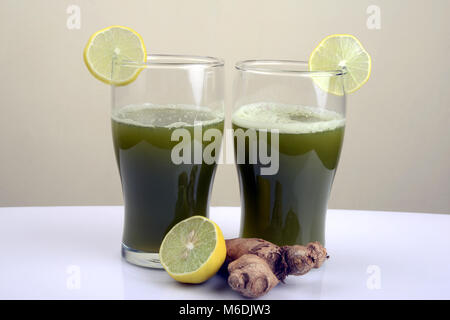 Jus de canne à sucre et de tranche de citron au gingembre et citron Banque D'Images