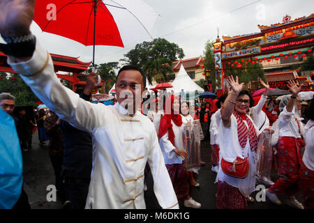 Bogor, Indonésie. 09Th Mar, 2018. Le maire de Bogor, Bima Arya (à gauche) a assisté aux célébrations du Cap Rendez-meh pour marquer la fin de festivités du Nouvel An chinois à Bogor, Indonésie, 02 mars 2018. Sens simplement 'nuit de la 15ème' dans le sud de dialecte chinois hokkien, Cap Rendez-meh est généralement célébrée 15 jours après le nouvel an lunaire, qui est censé pour être le jour où les dieux s'écoulent de la cieux d'accorder des souhaits et répandre la bonne chance. Credit : Adriana Adinandra/Pacific Press/Alamy Live News Banque D'Images