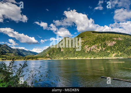 Montagnes entourant l'estuaire de la rivière Zeballos, Zeballos Inlet du littoral du Pacifique, au nord de l'île de Vancouver, Colombie-Britannique, Canada Banque D'Images