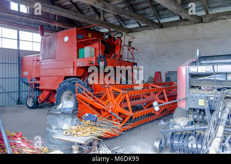 Un puissant tracteur conçu pour divers emplois sur une exploitation agricole. Cabine fermée, roues rouges. La fin de l'automne. Podlasie, Pologne. Banque D'Images