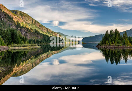 Le lac Upper Campbell dans le parc provincial Strathcona, dans l'île de Vancouver, Colombie-Britannique, Canada Banque D'Images