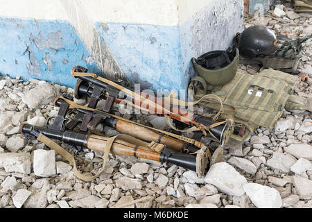 Les lance-grenades RPG-7 sur les rochers dans le bâtiment détruit Banque D'Images