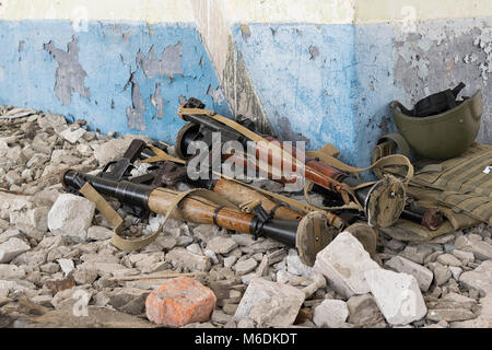 Les lance-grenades RPG-7 sur les rochers dans le bâtiment détruit Banque D'Images