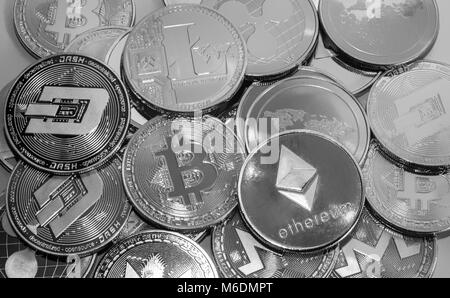 Pièces d'argent d'une crypto-numérique - monnaie bitcoin litecoin ethereum monero dash d'ondulation Banque D'Images