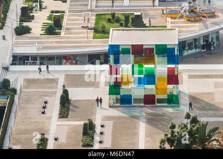 Malaga, Espagne - décembre 7, 2016 : vue aérienne sur le Centre Pompidou. Le nouveau Flash Malaga musée est situé dans le grand cube en verre situé au n Banque D'Images