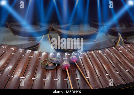 Instrument de musique thaïlandaise (Alto xylophone) avec note dans le caractère thaï sur fond bleu rayons lumineux,instrument asiatique Banque D'Images