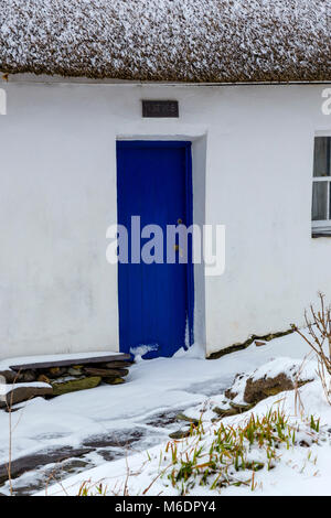 Irish cottage de chaume couvert de neige en pays lane le Valentia Island, comté de Kerry, Irlande Banque D'Images