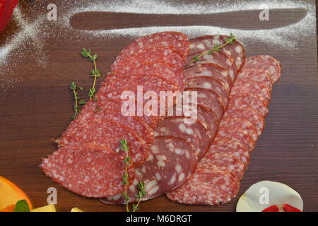 Trois types de tranches de salami, saucisses fumées. Banque D'Images