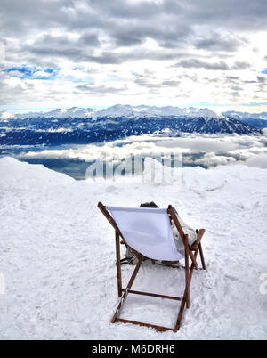 Chaise longue sur la montagne en hiver neige panorama - Innsbruck - Autriche - pic nordkette Banque D'Images