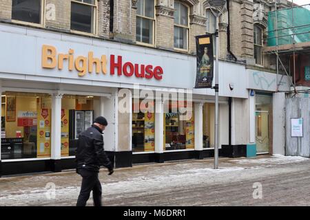 Ipswich, Suffolk - Mars 2018: Homme vêtu de promenades noires après la Bright House paiement hebdomadaire des biens de consommation magasin dans le centre-ville. Banque D'Images