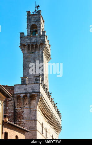 Montepulciano tour Palais Communal, conçu par Michelozzo,15ème siècle. Province de Sienne, Toscane, Italie. Banque D'Images