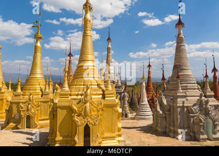 Stupas au complexe de Pagode Shwe Indein, État de Shan, lac Inle, Myanmar (Birmanie), Asie en février Banque D'Images