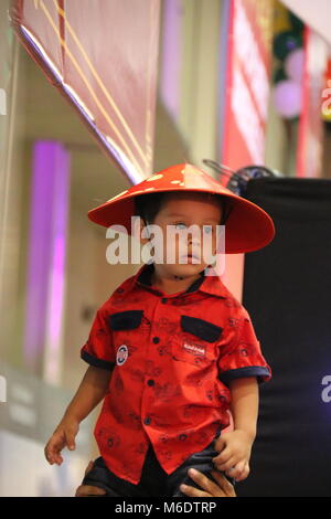 Petit enfant avec un chapeau chinois célébrant le nouvel an chinois à Panama City, Panama Banque D'Images