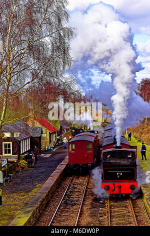 Fer Tanfield Andrews House station deux moteurs à vapeur et les wagons de voyageurs Banque D'Images