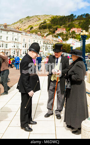 Llandudno, Nord du Pays de Galles- 29 avril 2017 : trois personnes habillées en costumes victoriens à Llandudno dans le cadre de l'époque victorienne de Llandudno extravaganza maison de vacances Banque D'Images