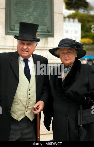 Llandudno, Nord du Pays de Galles- 29 avril 2017 : Portrait d'un homme et une femme vêtus de costumes de l'époque victorienne dans le cadre de l'Extravaganza victorienne de Llandudno hol Banque D'Images