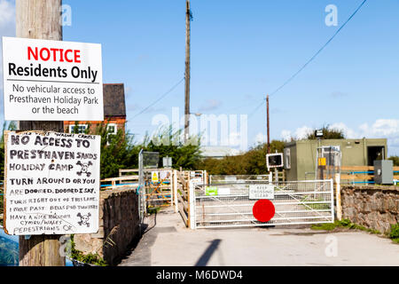 Amusant avis joint au post en bois devant un passage à niveau adressée à touristes séjournant à Presthaven Sands Holiday camp. "Pas de l'accès aux Prest Banque D'Images