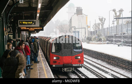 2 mars 2018 - Londres, Angleterre. Personnes en attente d'un train à l'approche du Jubilé de la plate-forme. Beaucoup de neige et il fait froid à Londres. Banque D'Images