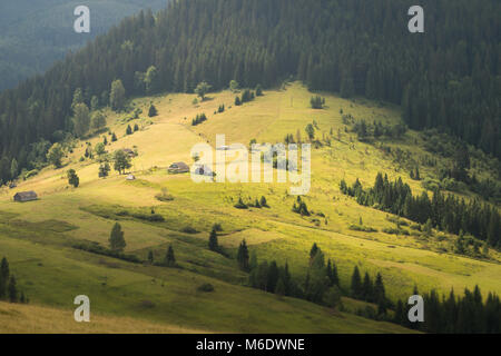 La vue des highland domaine avec de vieilles maisons de chasseurs sur la colline d'autre côté de l'arbre de la fourrure les forêts et les montagnes Banque D'Images