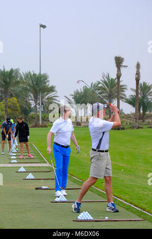 Groupe de joueurs de golf train / pratiquant à Saadiyat Beach Golf Course, Abu Dhabi ÉMIRATS ARABES UNIS Banque D'Images