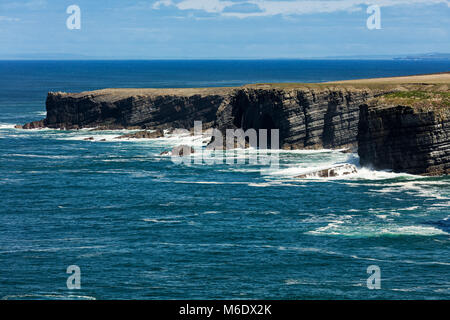 Falaises de Loop Head, Kilbaha, comté de Clare, Irlande. Formations géologiques uniques s'est formé au cours de millions d'années en raison de l'érosion de l'eau Banque D'Images