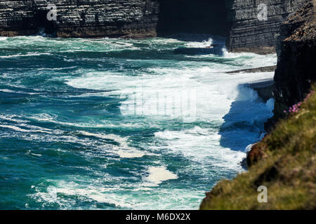 Falaises de Loop Head, Kilbaha, comté de Clare, Irlande. Formations géologiques uniques s'est formé au cours de millions d'années en raison de l'érosion de l'eau Banque D'Images