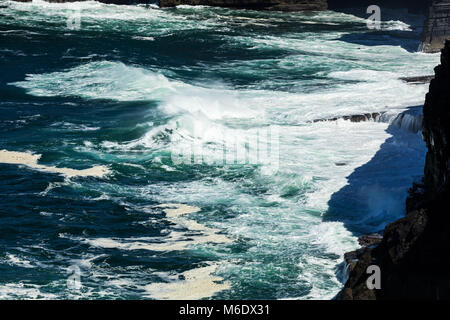 Falaises de Loop Head, Kilbaha, comté de Clare, Irlande. Formations géologiques uniques s'est formé au cours de millions d'années en raison de l'érosion de l'eau Banque D'Images