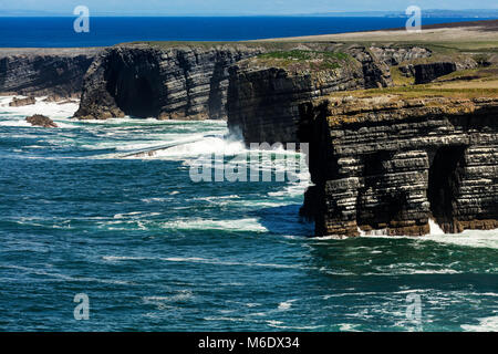 Falaises de Loop Head, Kilbaha, comté de Clare, Irlande. Formations géologiques uniques s'est formé au cours de millions d'années en raison de l'érosion de l'eau Banque D'Images