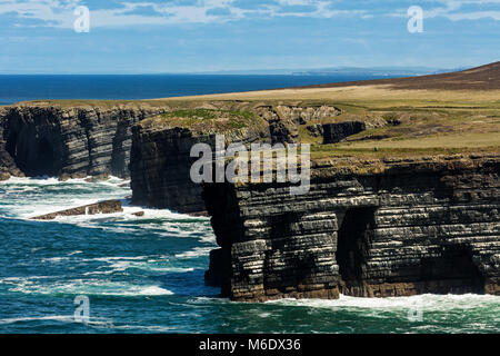 Falaises de Loop Head, Kilbaha, comté de Clare, Irlande. Formations géologiques uniques s'est formé au cours de millions d'années en raison de l'érosion de l'eau Banque D'Images