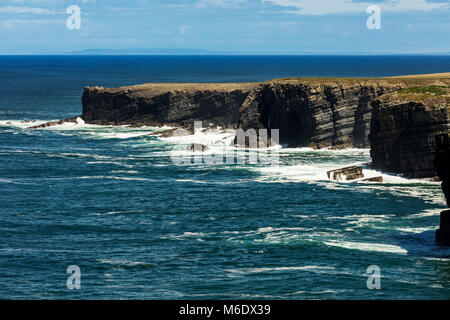 Falaises de Loop Head, Kilbaha, comté de Clare, Irlande. Formations géologiques uniques s'est formé au cours de millions d'années en raison de l'érosion de l'eau Banque D'Images