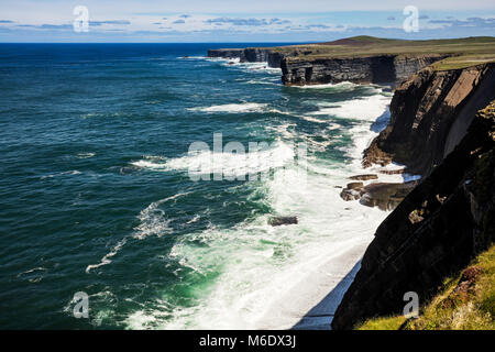 Falaises de Loop Head, Kilbaha, comté de Clare, Irlande. Formations géologiques uniques s'est formé au cours de millions d'années en raison de l'érosion de l'eau Banque D'Images