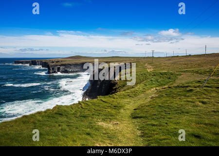 Falaises de Loop Head, Kilbaha, comté de Clare, Irlande. Formations géologiques uniques s'est formé au cours de millions d'années en raison de l'érosion de l'eau Banque D'Images