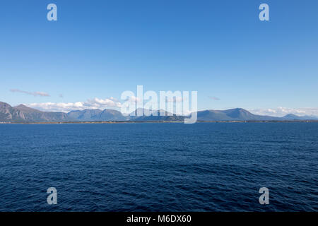 Beau paysage côtier entre Molde et Kristiansund en More og Romsdal comté en Norvège. Banque D'Images