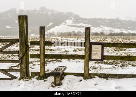 Stile Hadleigh Marsh Country Park et sentier public dans l'Essex avec de la neige sur le sol de la bête du phénomène météorologique de l'est Banque D'Images