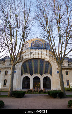 La façade de la Thermes Les dômes à Vichy, France Banque D'Images