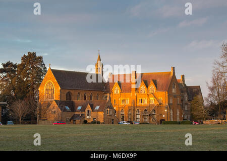 Bloxham School / All Saints' School à la lumière du soleil d'hiver tôt le matin. Bloxham, Oxfordshire, Angleterre Banque D'Images