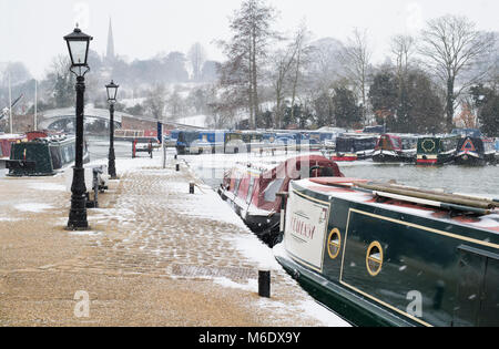 Bateaux du canal dans la neige en hiver. marina braunston Le quai, Braunston, Northamptonshire, Angleterre Banque D'Images